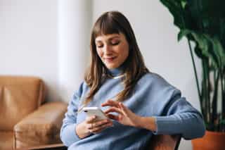 Femme utilisant l'application Léya